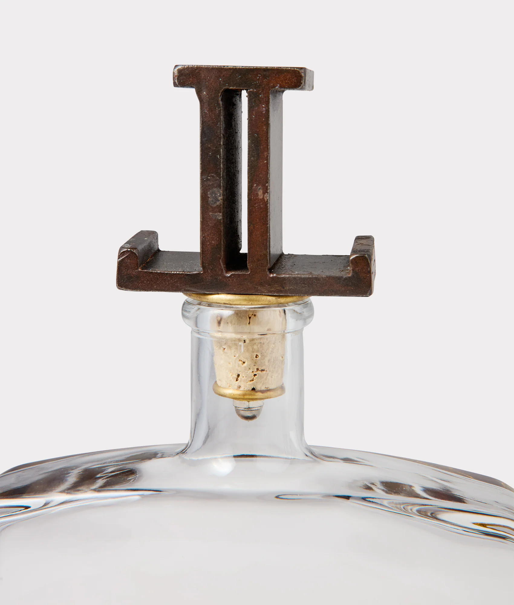 5959-mirrored-l-decanter-iron-3.webp Mirrored L Decanter :: Iron