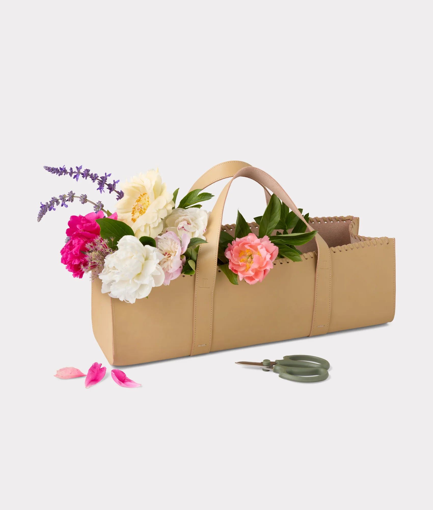 6246-lucchese-gardening-basket-with-shears-natural-1.webp Lucchese Gardening Basket with Shears :: Natural