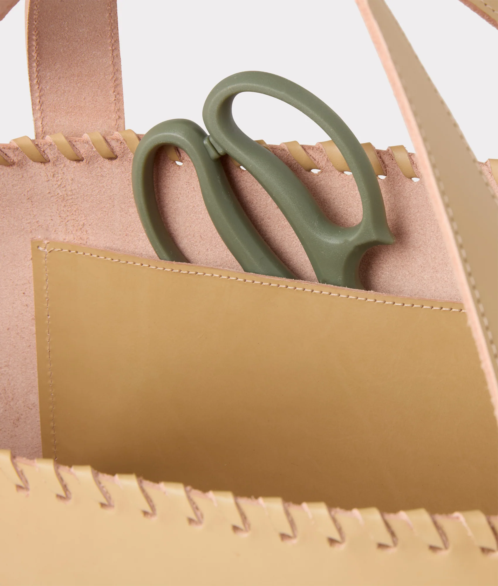 6246-lucchese-gardening-basket-with-shears-natural-2.webp Lucchese Gardening Basket with Shears :: Natural