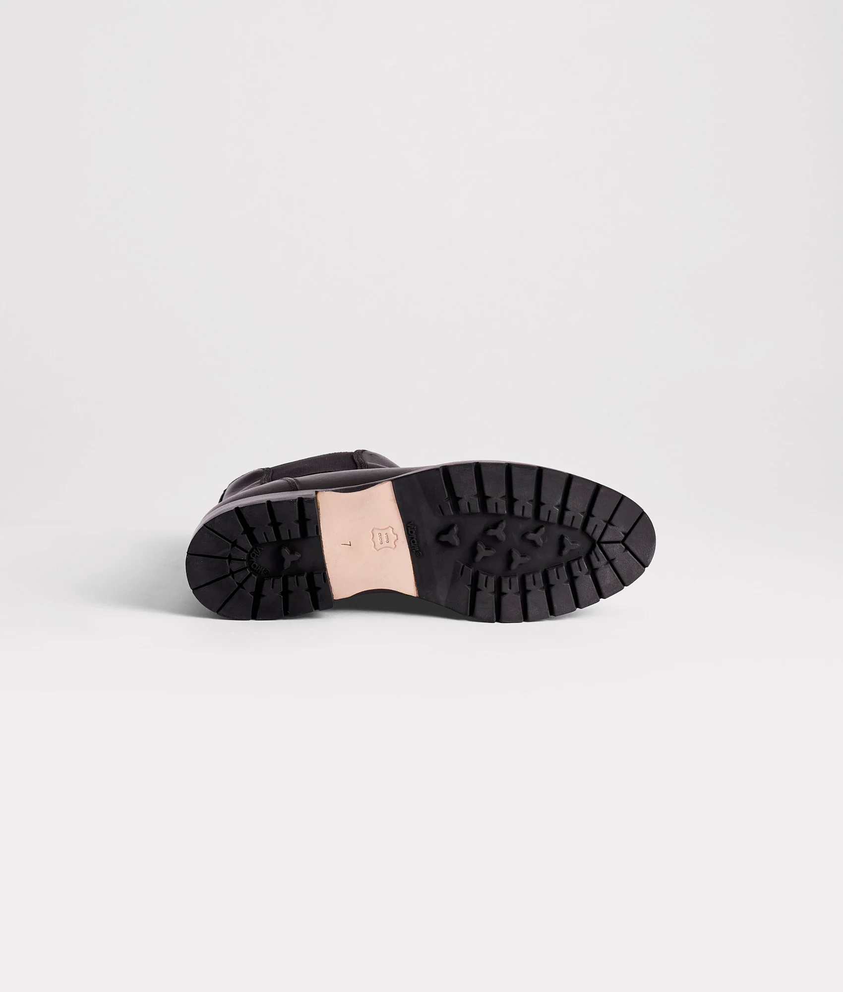 9311-all-weather-town-chelsea-black-6.webp All-Weather Town Chelsea :: Black