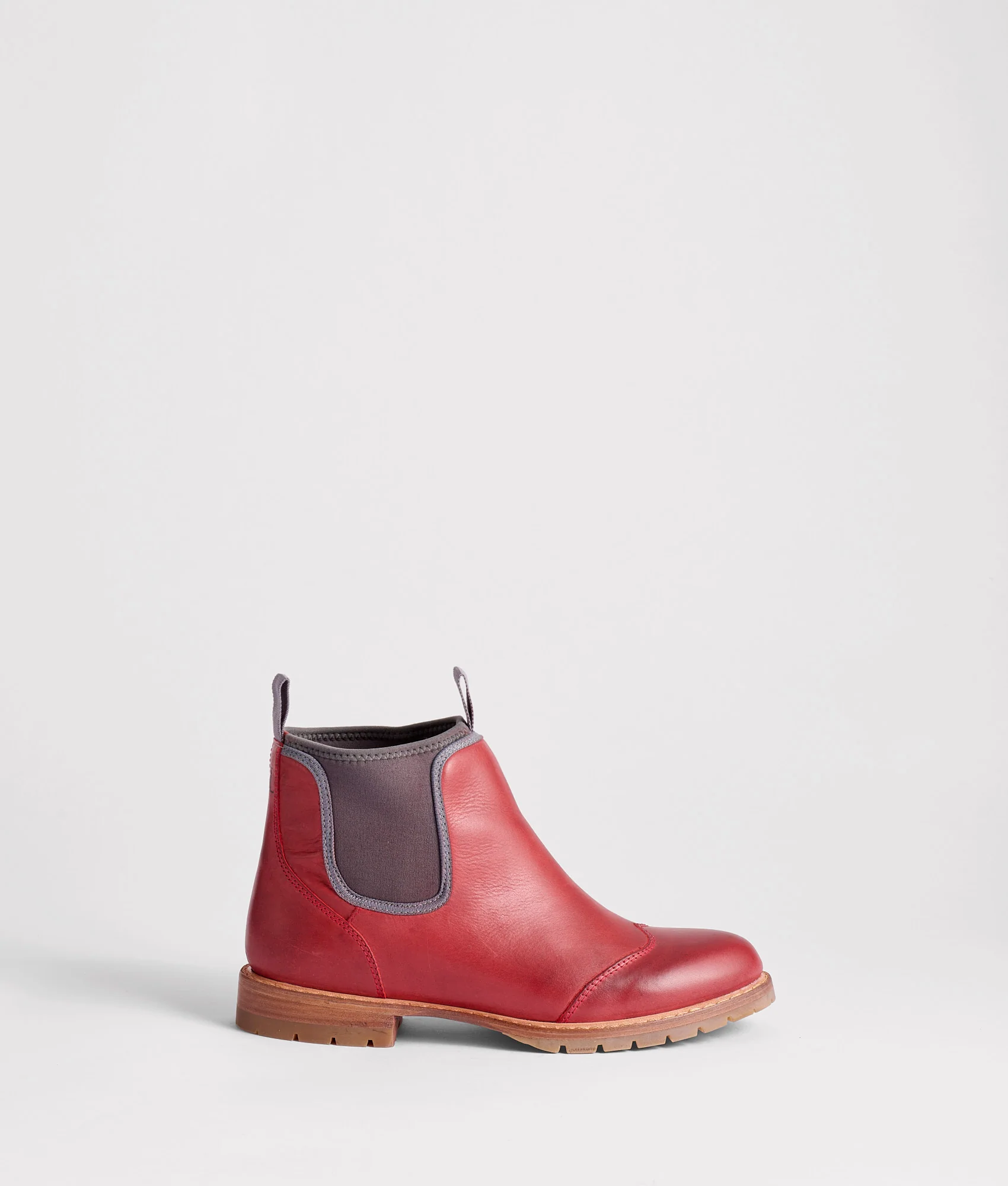 9929-all-weather-town-chelsea-crimson-1.webp All-Weather Town Chelsea :: Crimson